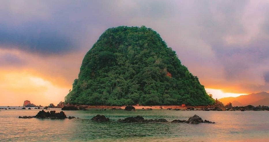 Keindahan Pulau Merah Keindahan Pulau Merah
